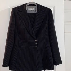 Tahari Arthur S Levine. Pant Suit. Size 12